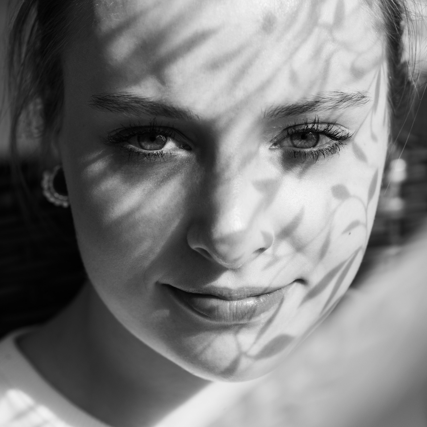 Portrait einer jungen Frau mit Schatten im Gesicht